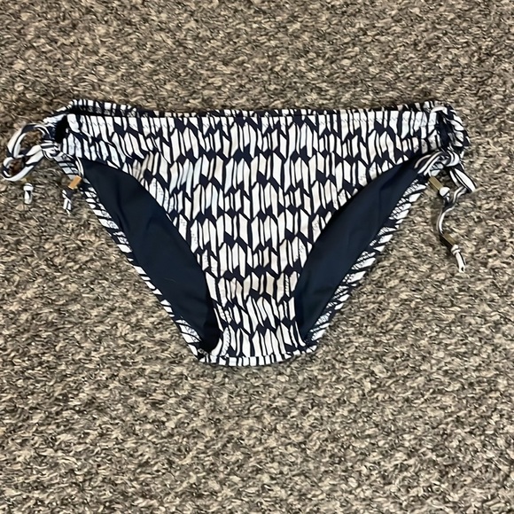 Bikini Bottoms - Picture 2 of 4